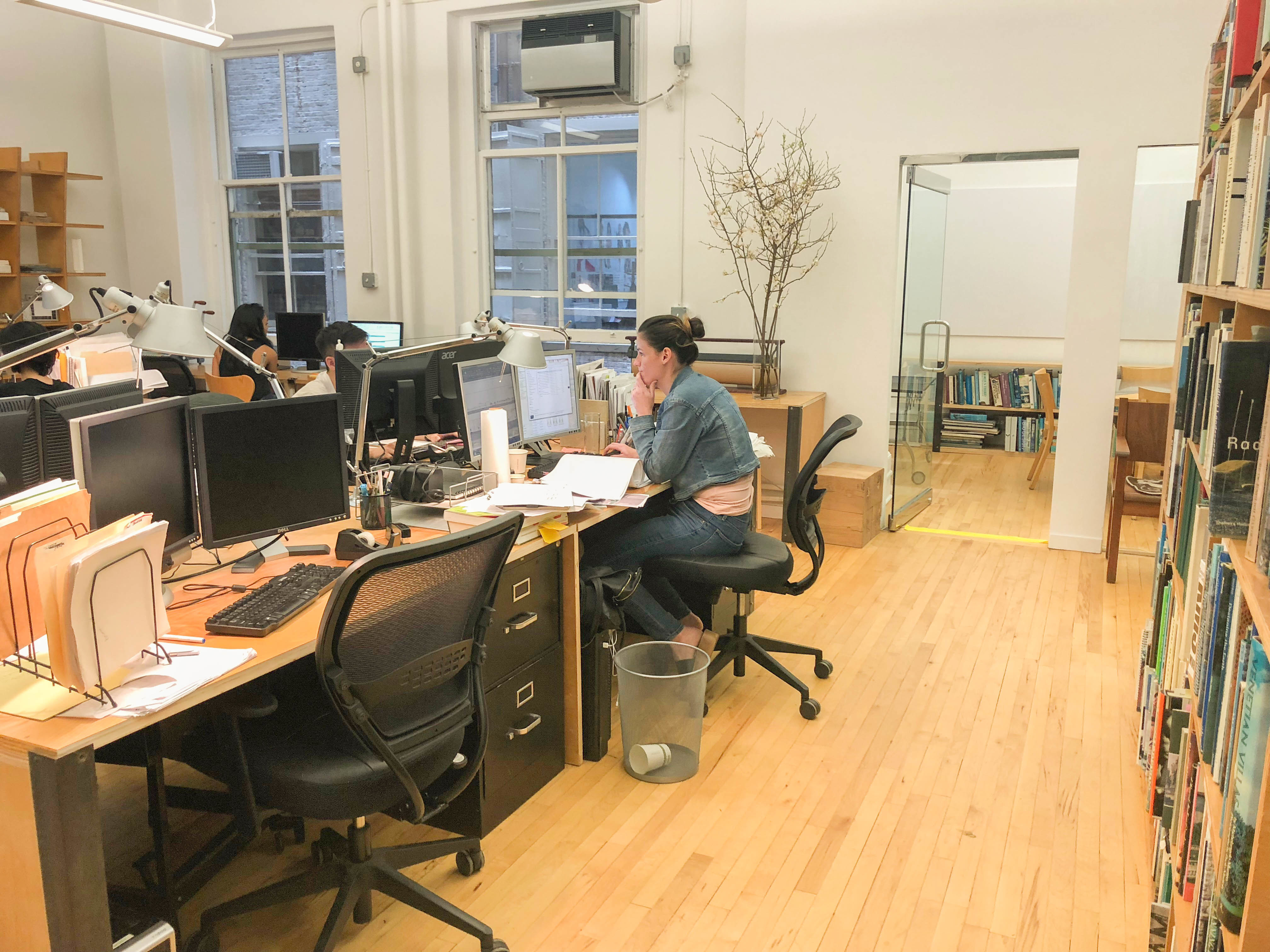 4 Desks in Open-Plan SoHo office 4 Desks in Open-Plan SoHo office