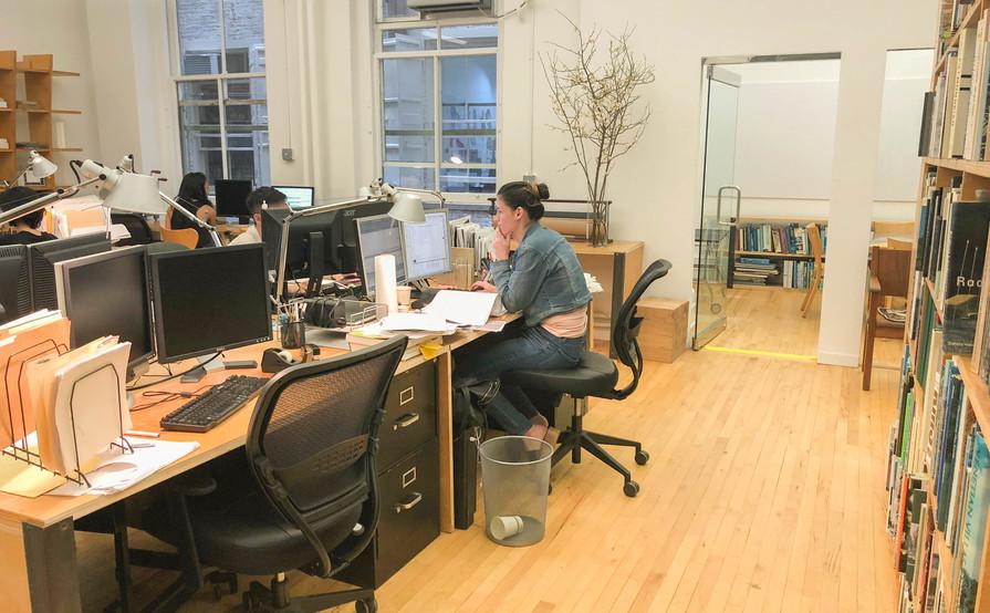 4 Desks in Open-Plan SoHo office 4 Desks in Open-Plan SoHo office