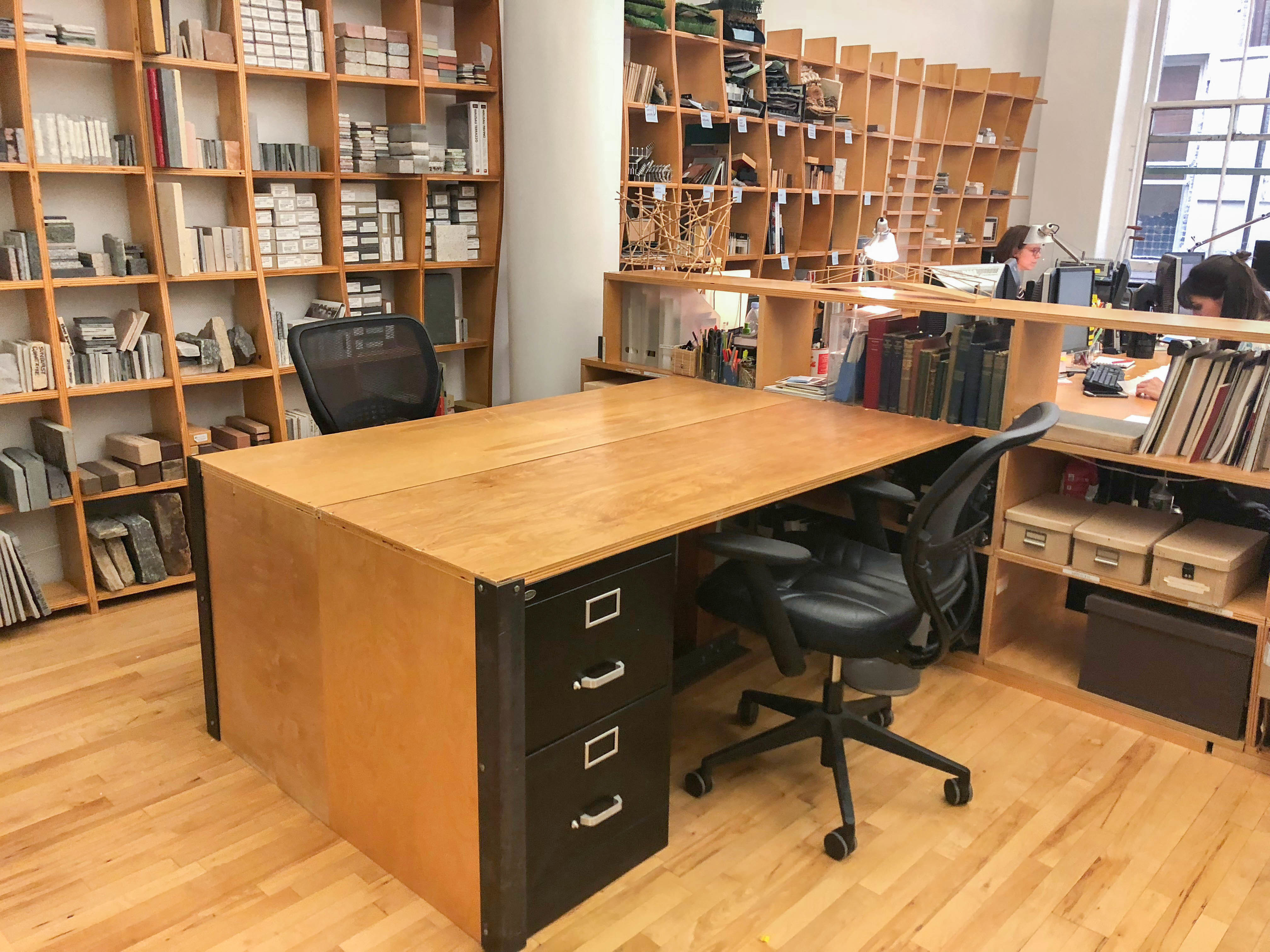 4 Desks in Open-Plan SoHo office 4 Desks in Open-Plan SoHo office