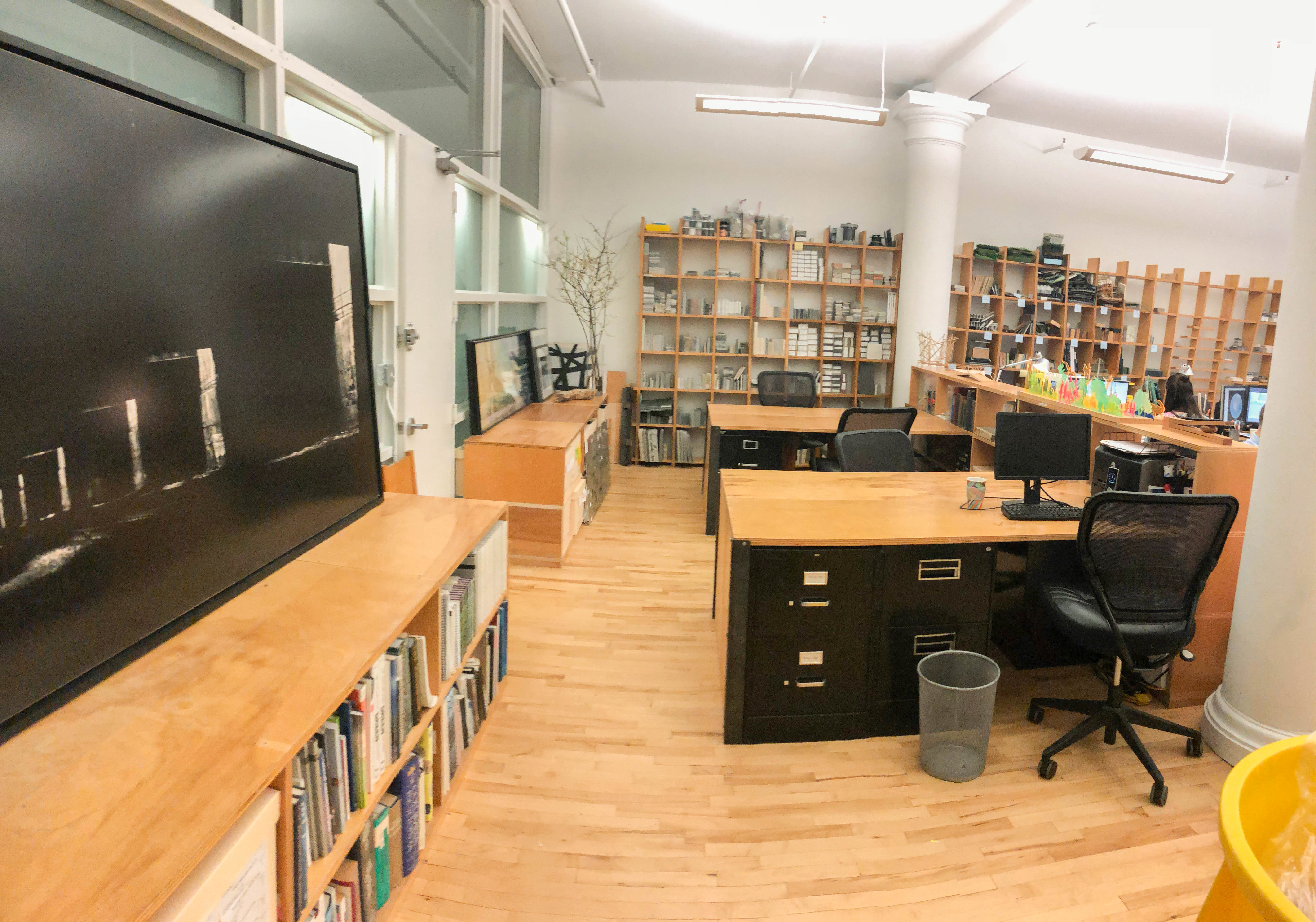 4 Desks in Open-Plan SoHo office 4 Desks in Open-Plan SoHo office