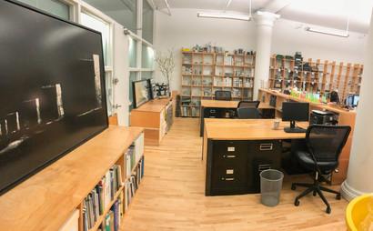 4 Desks in Open-Plan SoHo office 4 Desks in Open-Plan SoHo office