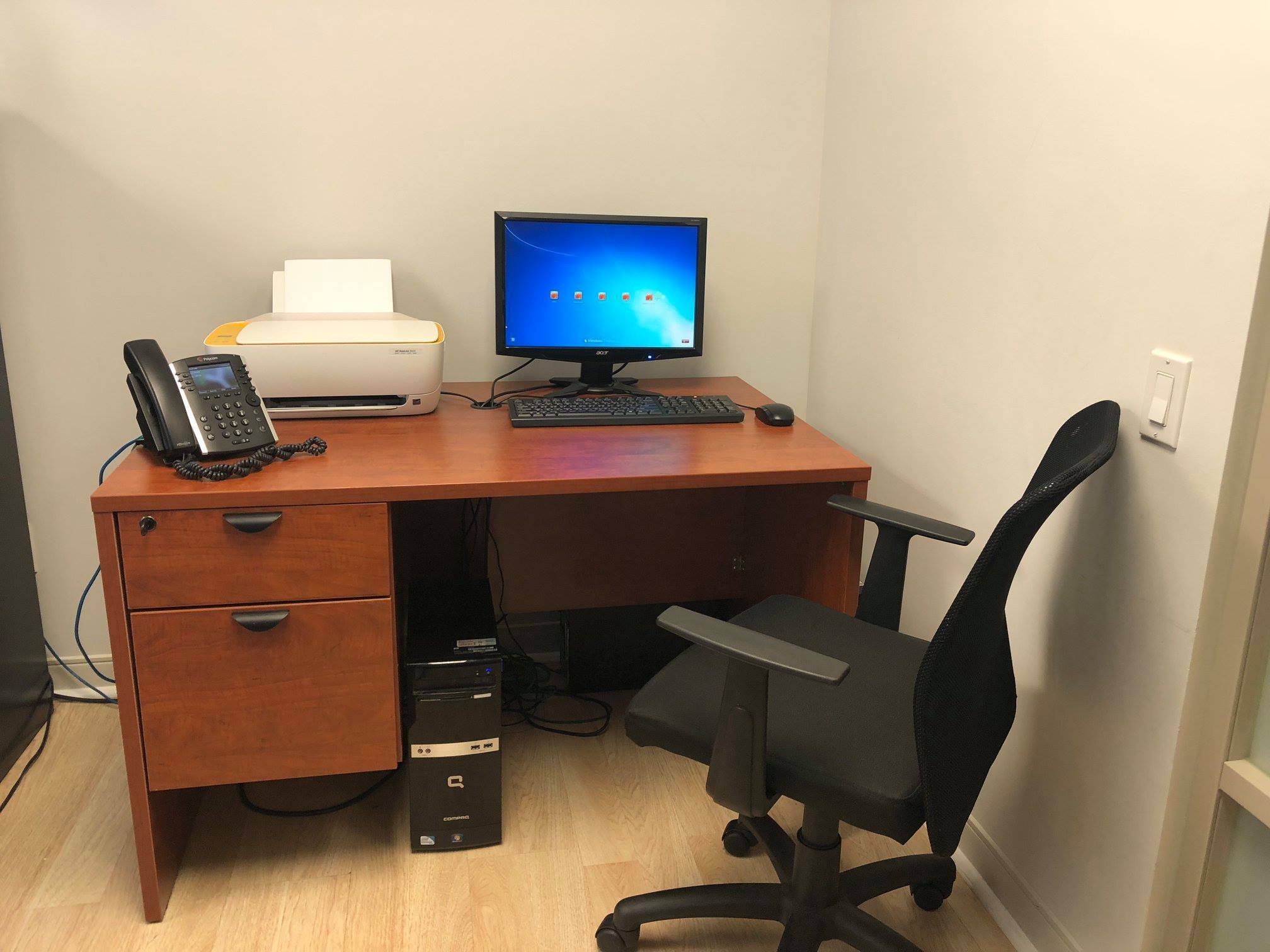 Desk with shared common area/kitchen/reception Desk with shared common area/kitchen/reception