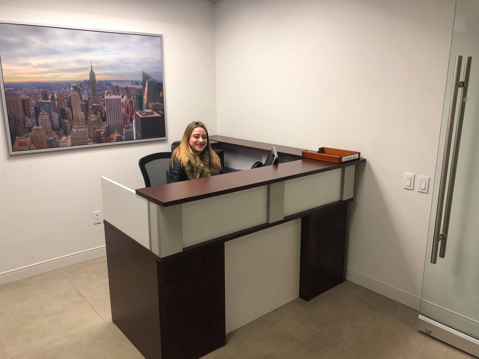 Desk with shared common area/kitchen/reception Desk with shared common area/kitchen/reception