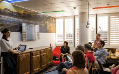 Hot Desk - Friendly & Flexible Hot Desk - Friendly & Flexible