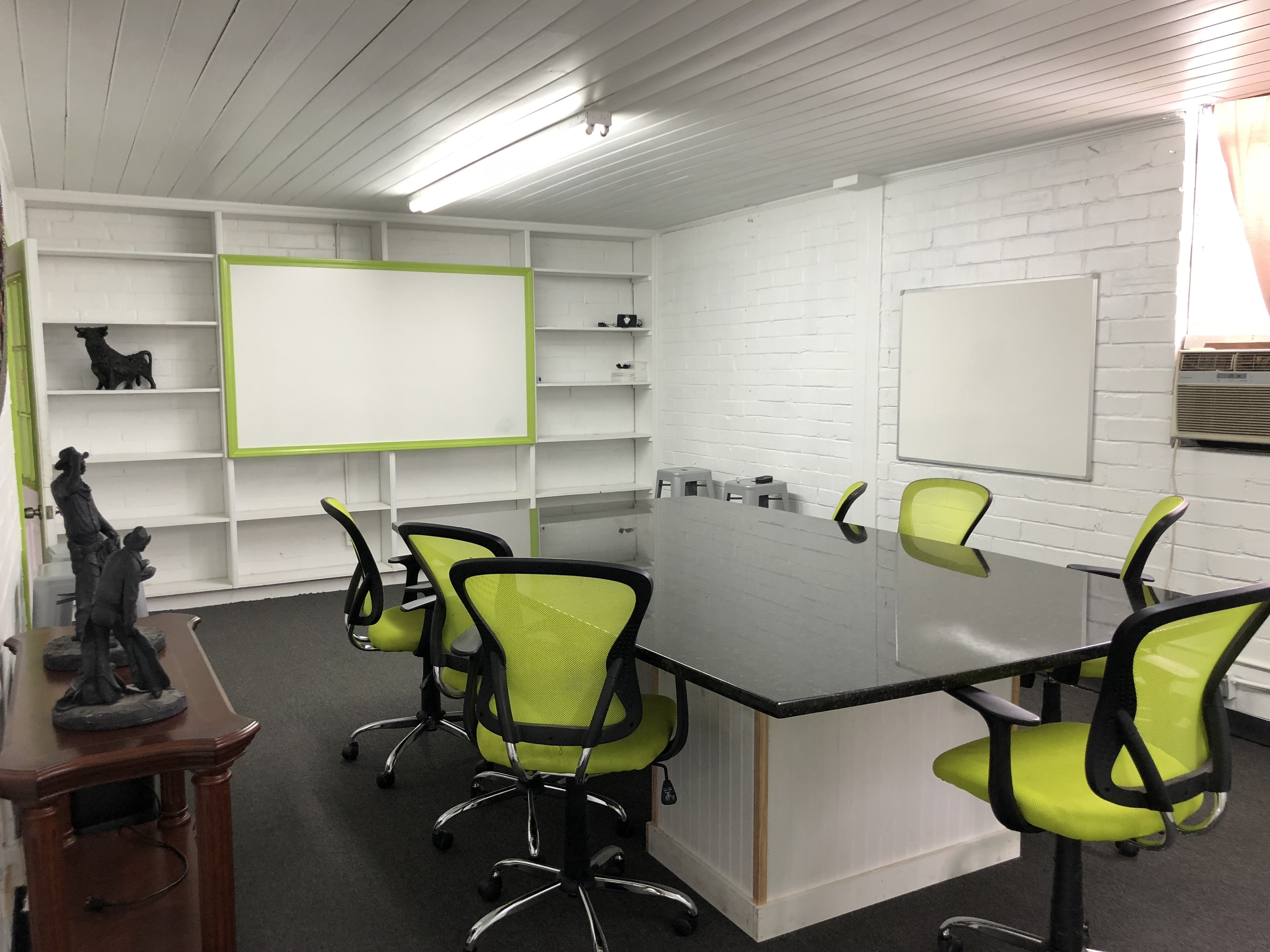 8 PERSON MEETING ROOM