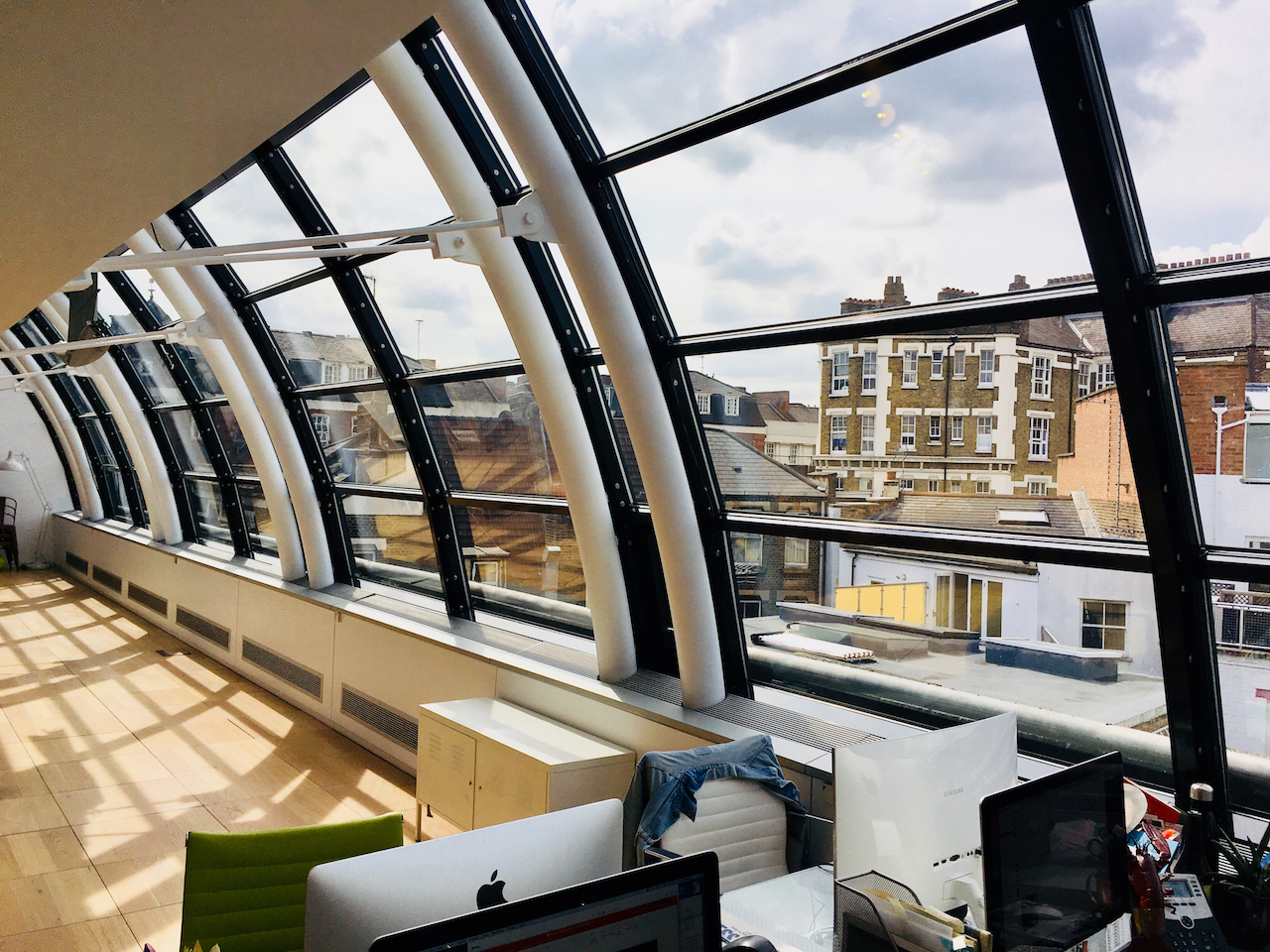Clerkenwell office £250pm per desk. 1-4 desks
