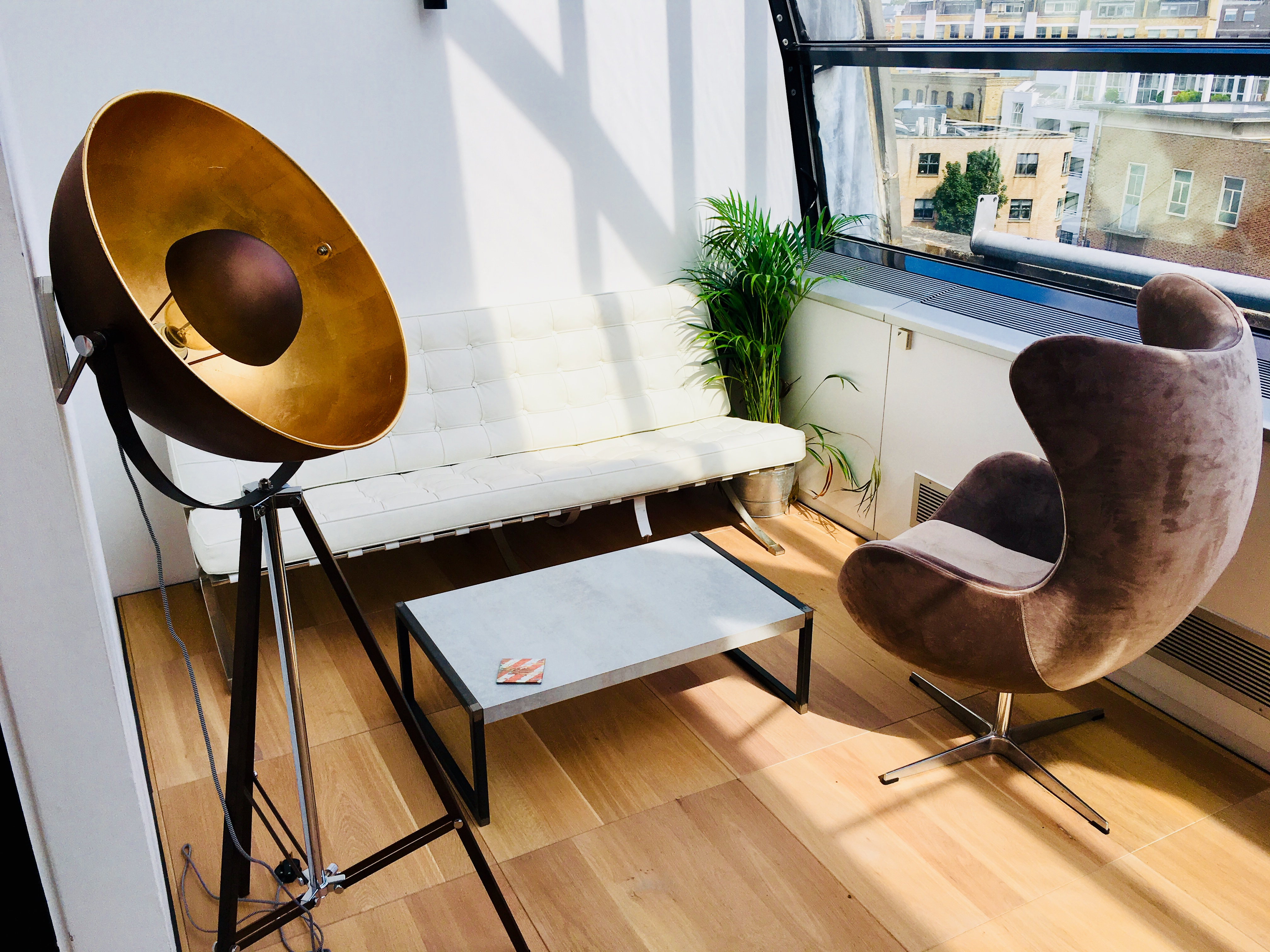 Clerkenwell office £250pm per desk. 1-4 desks