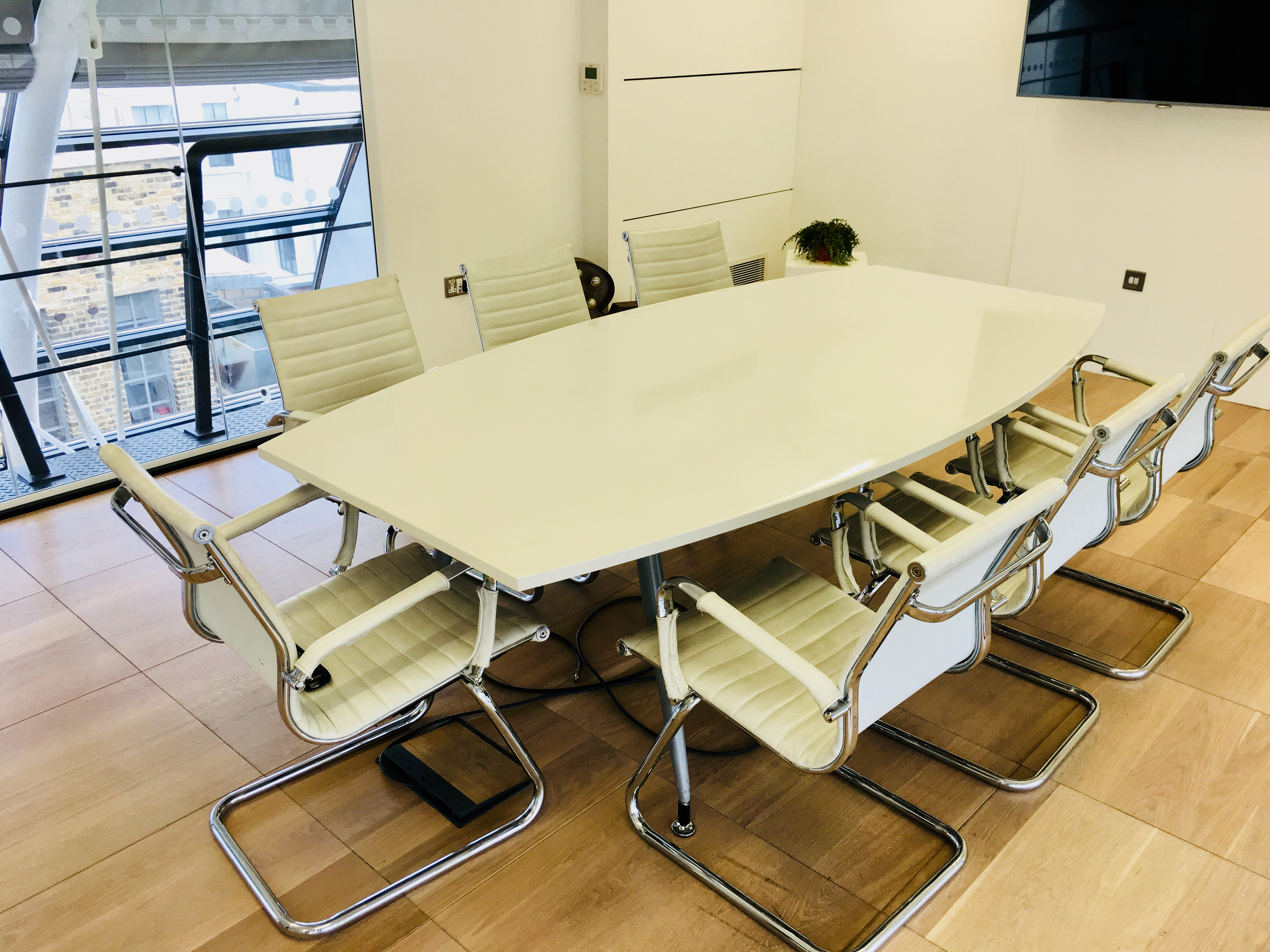 Clerkenwell office £250pm per desk. 1-4 desks