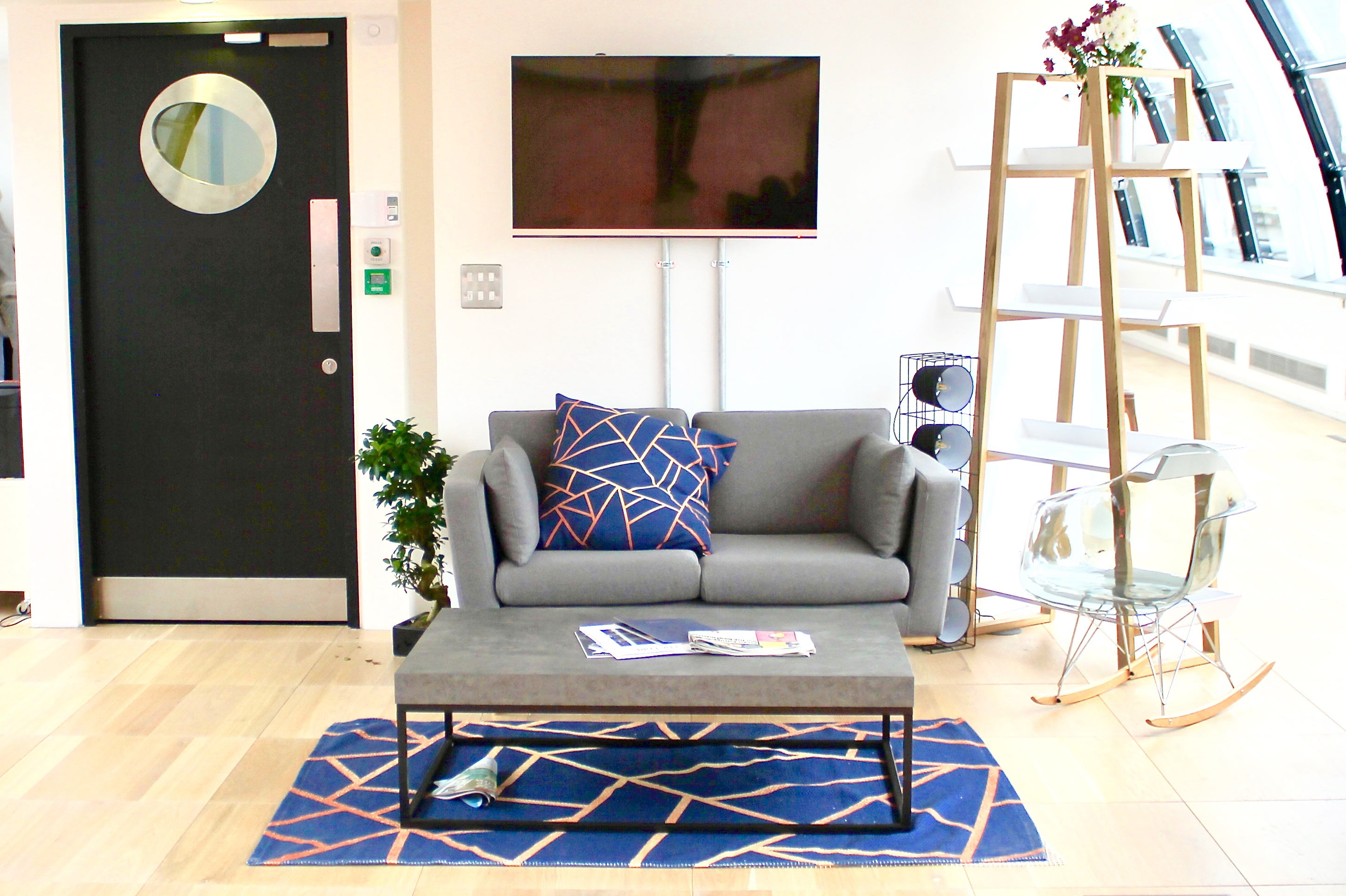 Clerkenwell office £250pm per desk. 1-4 desks