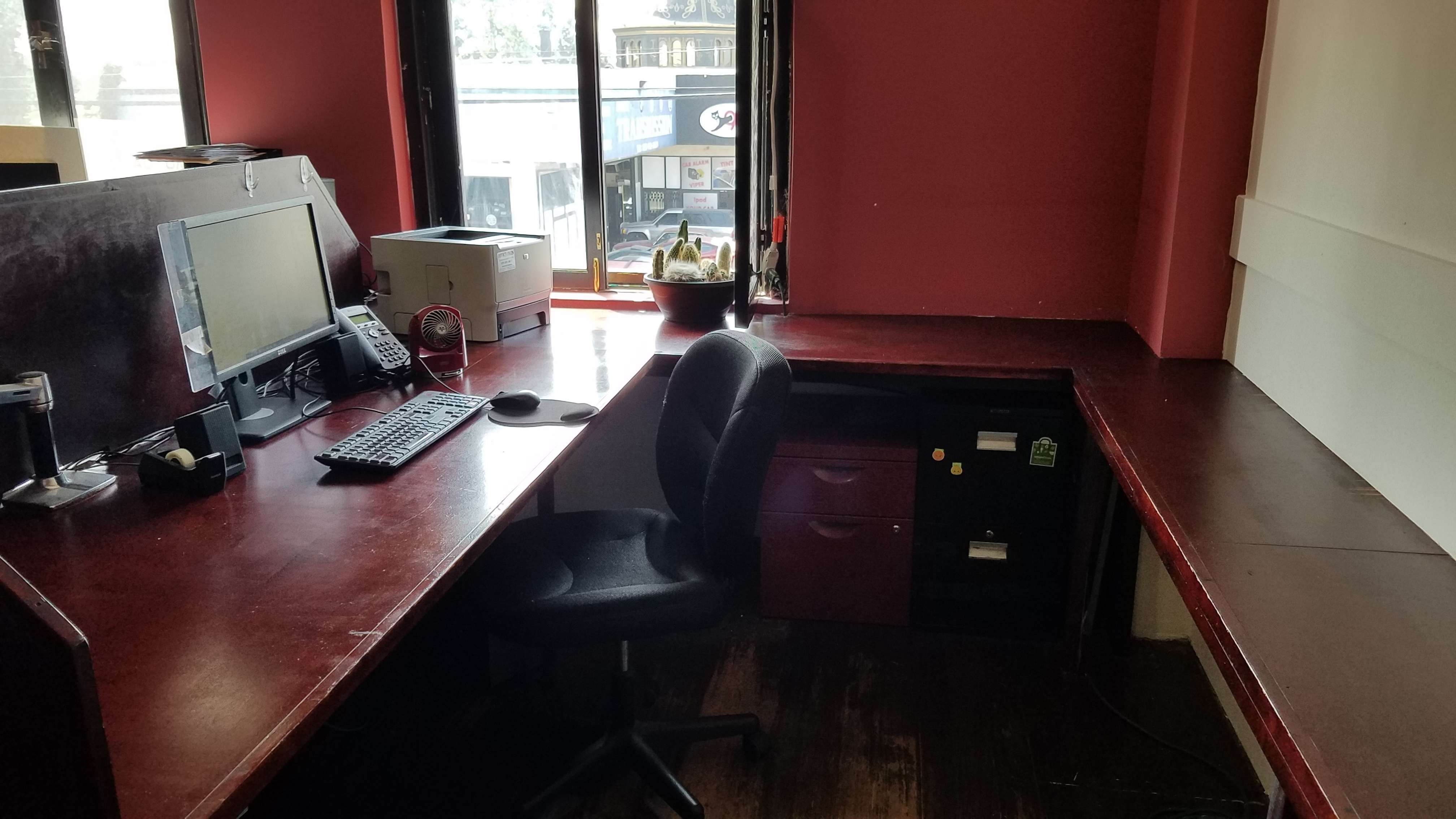 Spacious Dedicated Desk in Hollywood (Reduced price!)