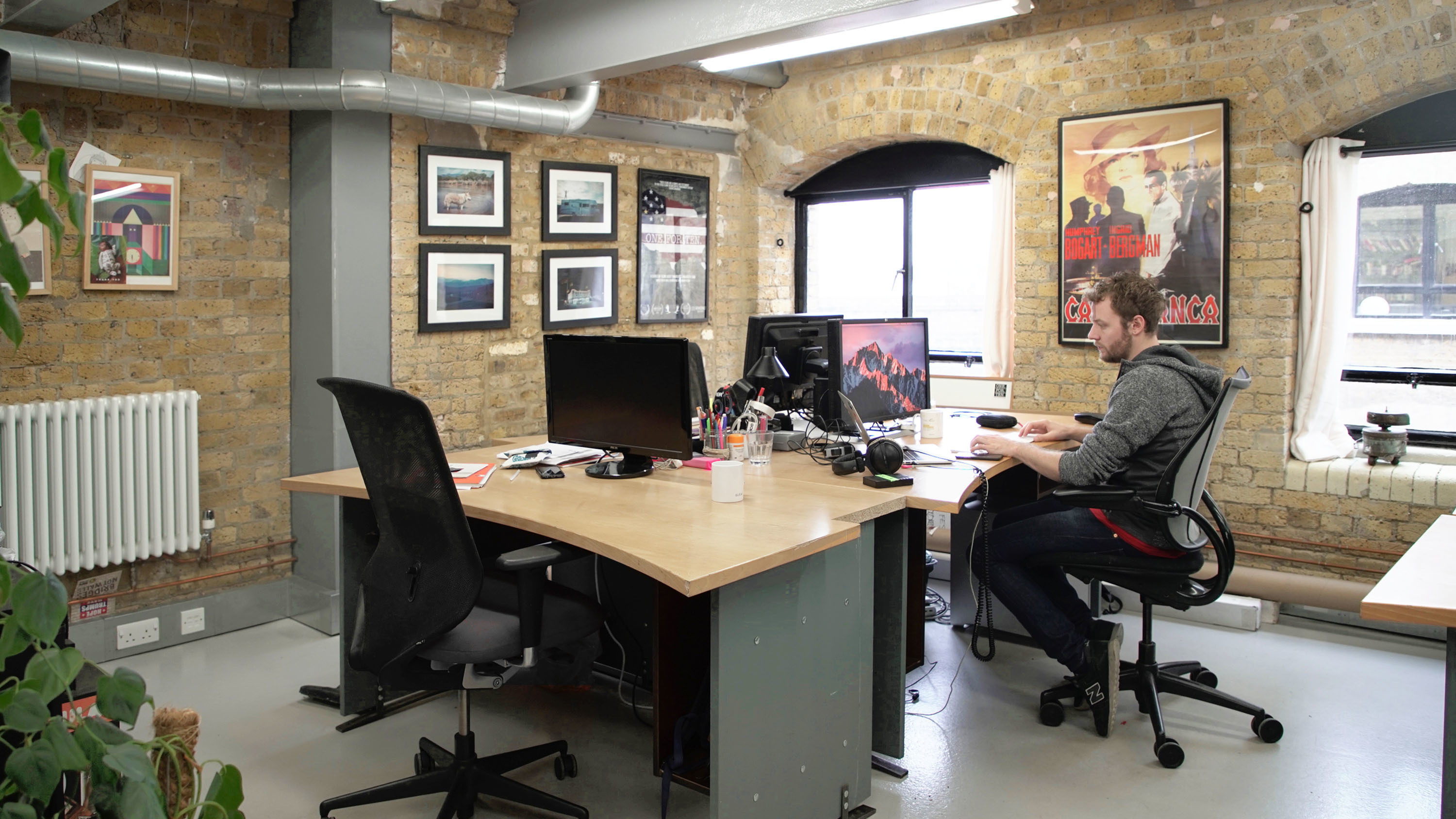 1 x Desk to rent in creative studio Desks Near Me