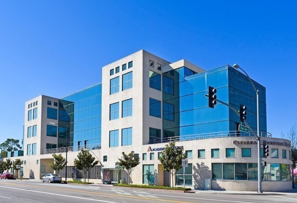 1 Private Office + 9 Dedicated Desks Available w/ Amenities 1 Private Office + 9 Dedicated Desks Available w/ Amenities