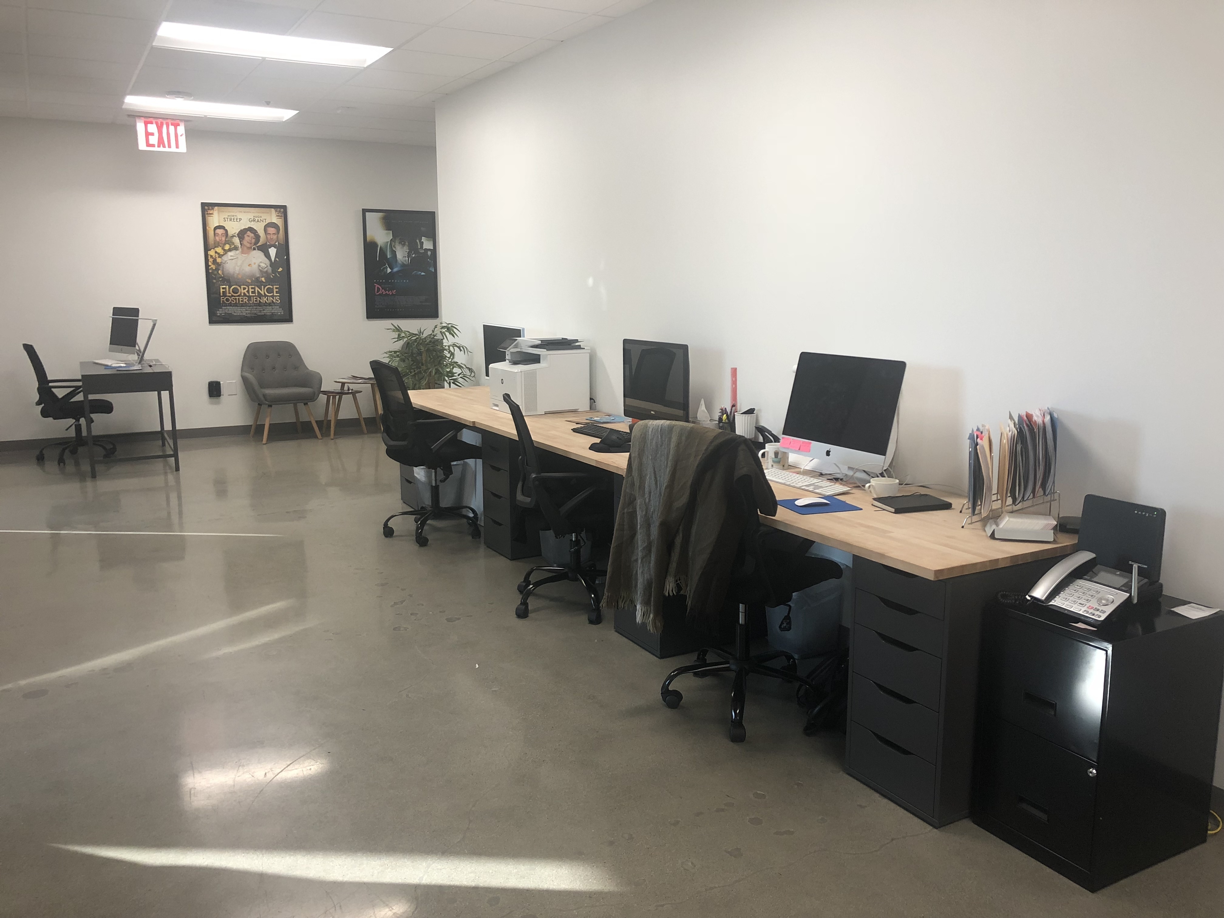 1 Private Office + 9 Dedicated Desks Available w/ Amenities 1 Private Office + 9 Dedicated Desks Available w/ Amenities