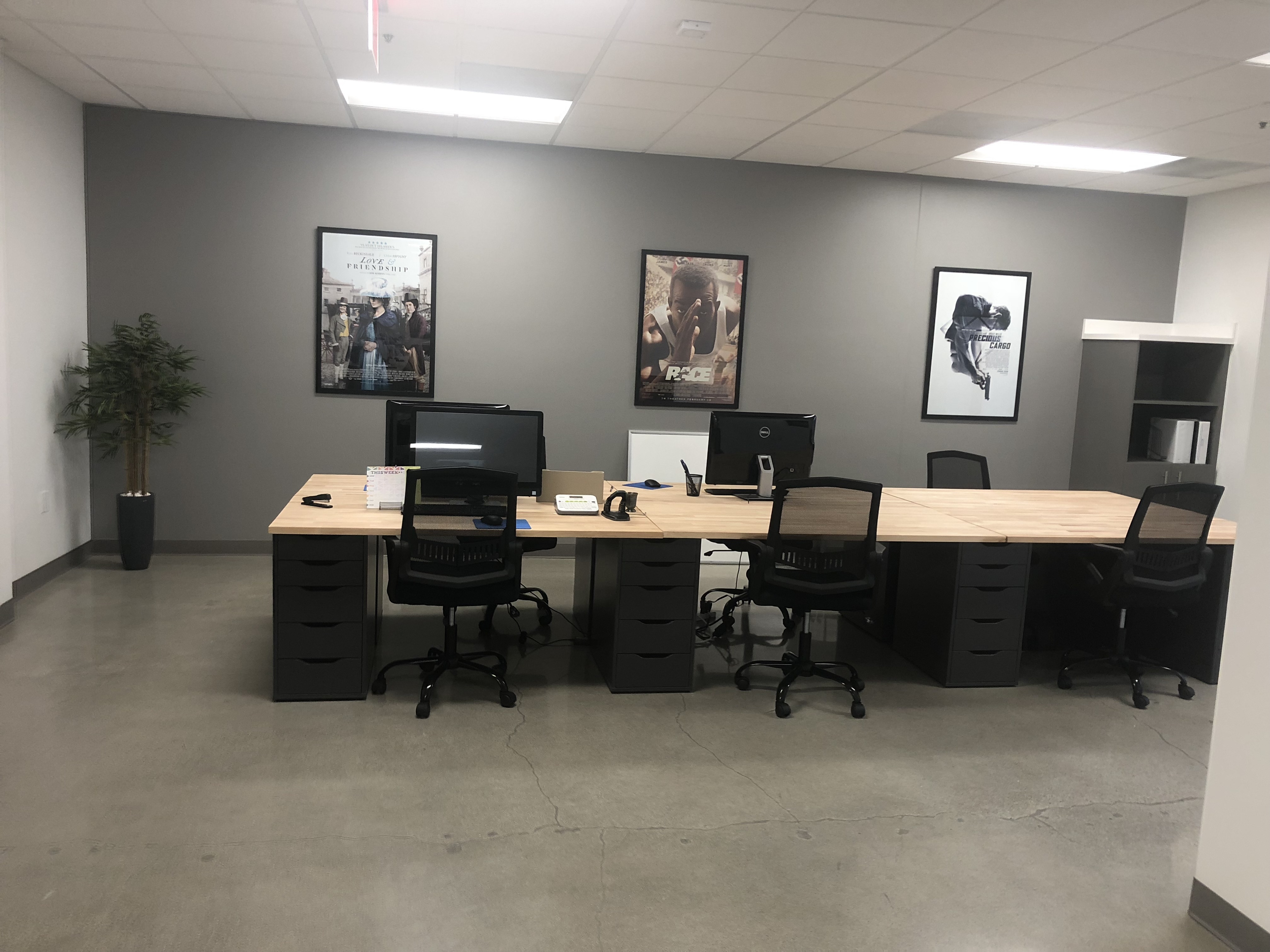 1 Private Office + 9 Dedicated Desks Available w/ Amenities 1 Private Office + 9 Dedicated Desks Available w/ Amenities