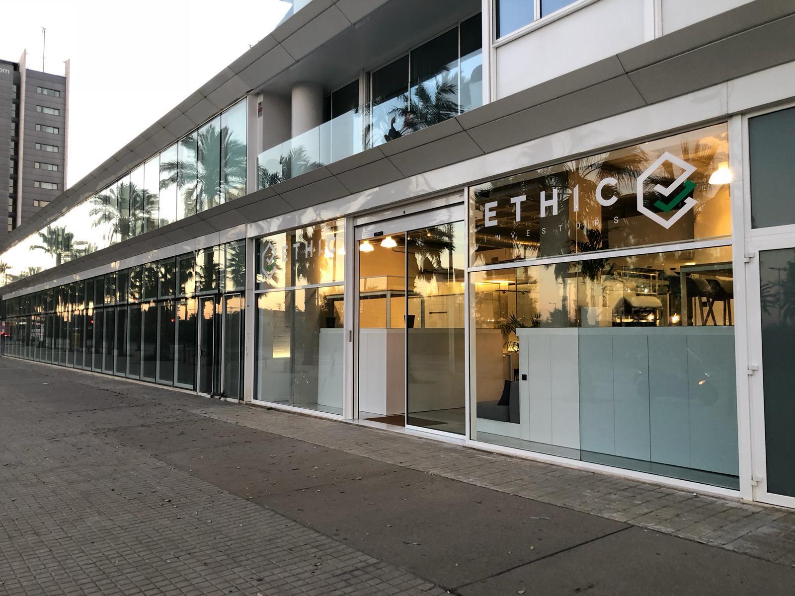 Work spaces available in brand new office located on the beautiful Barcelona beach-front Work spaces available in brand new office located on the beautiful Barcelona beach-front