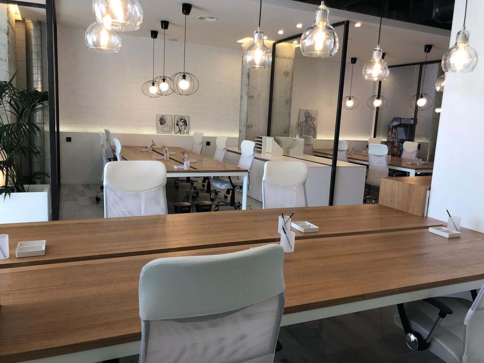 Work spaces available in brand new office located on the beautiful Barcelona beach-front Work spaces available in brand new office located on the beautiful Barcelona beach-front