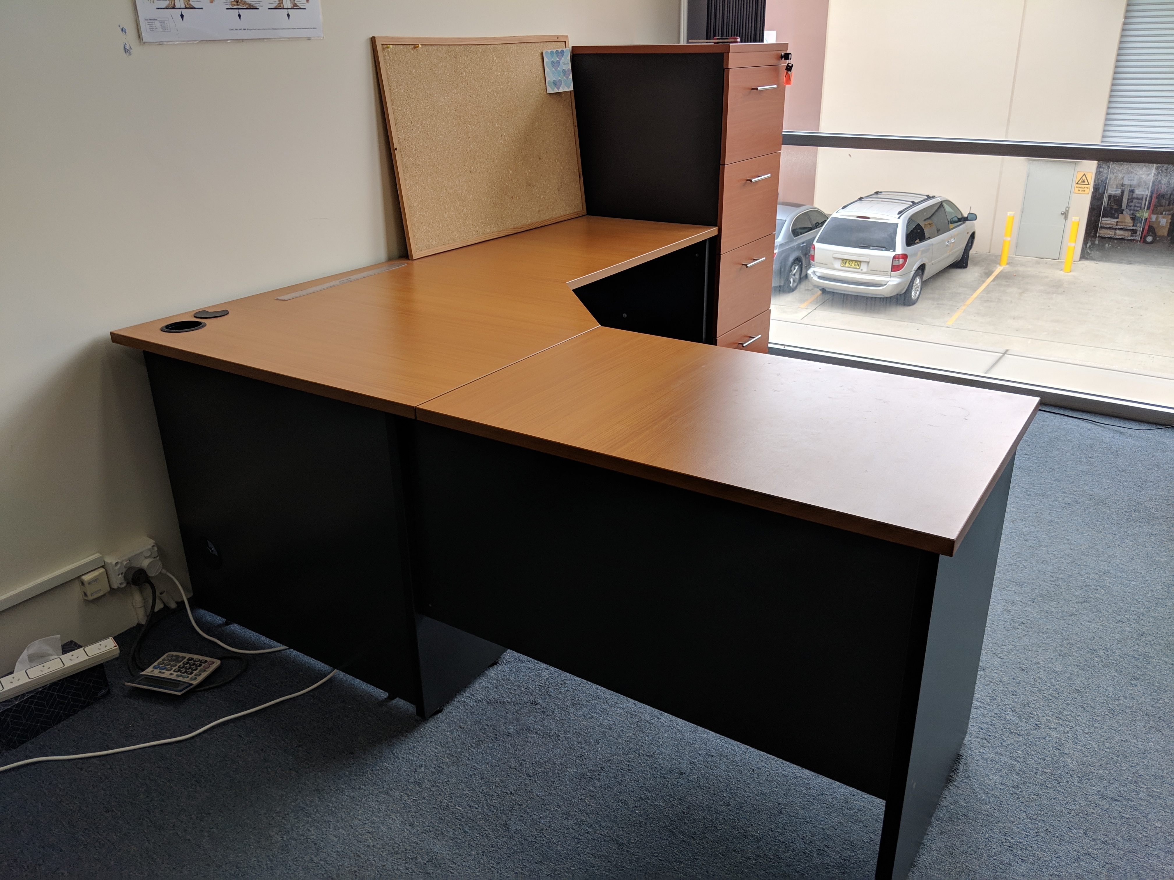 Roomy Desk available in co-working environment