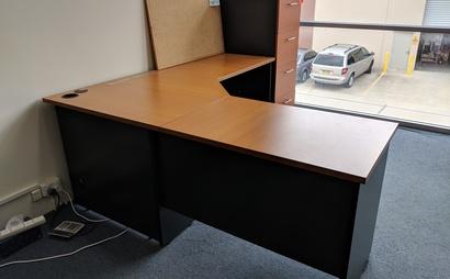 Roomy Desk available in co-working environment Roomy Desk available in co-working environment