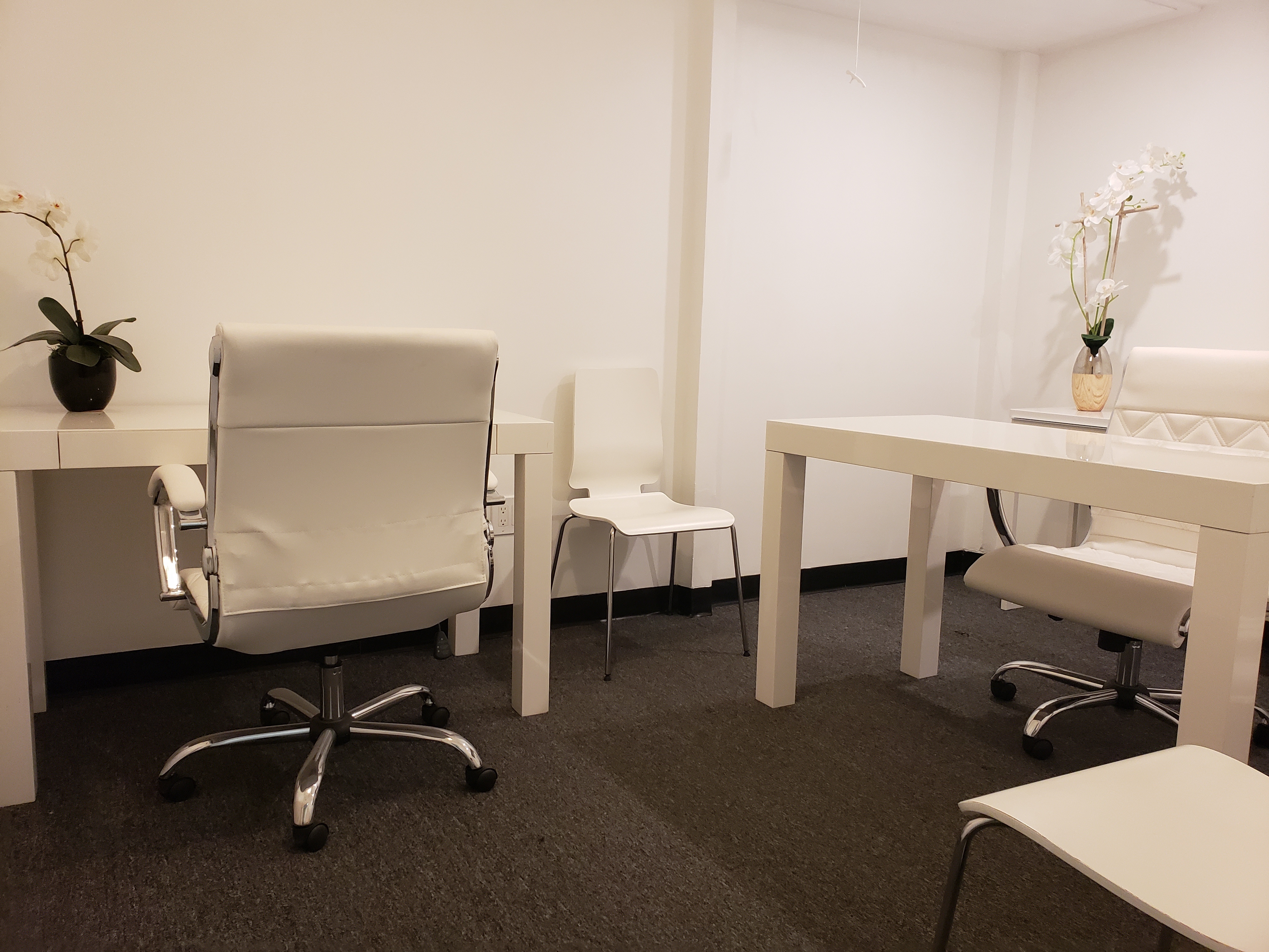 LARGE INTERIOR OFFICE SPACE WITH STORAGE LOFT | Desks Near Me