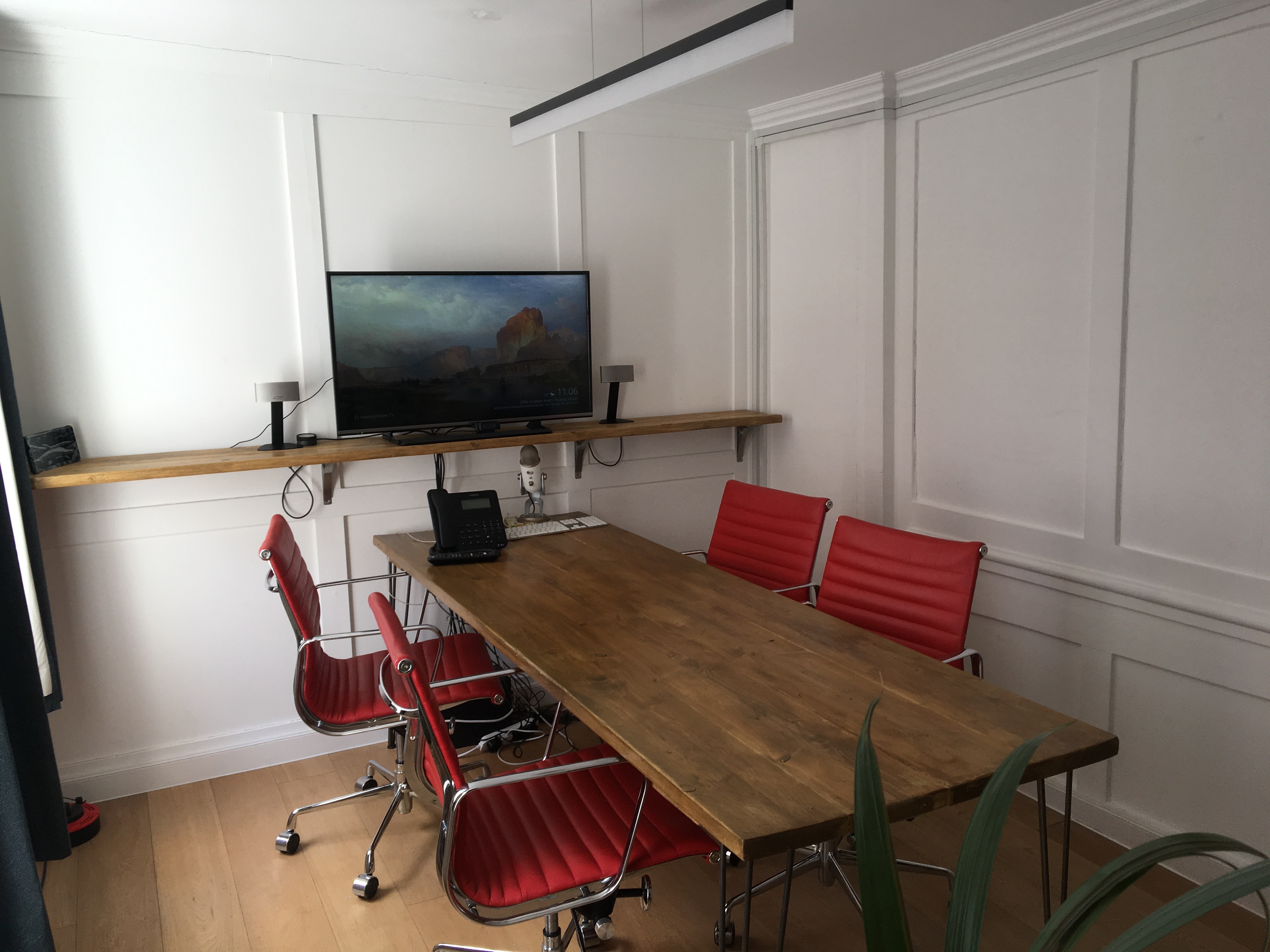 Dedicated office (6 desks)