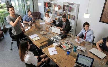 Modern Spacious Meeting Room Modern Spacious Meeting Room