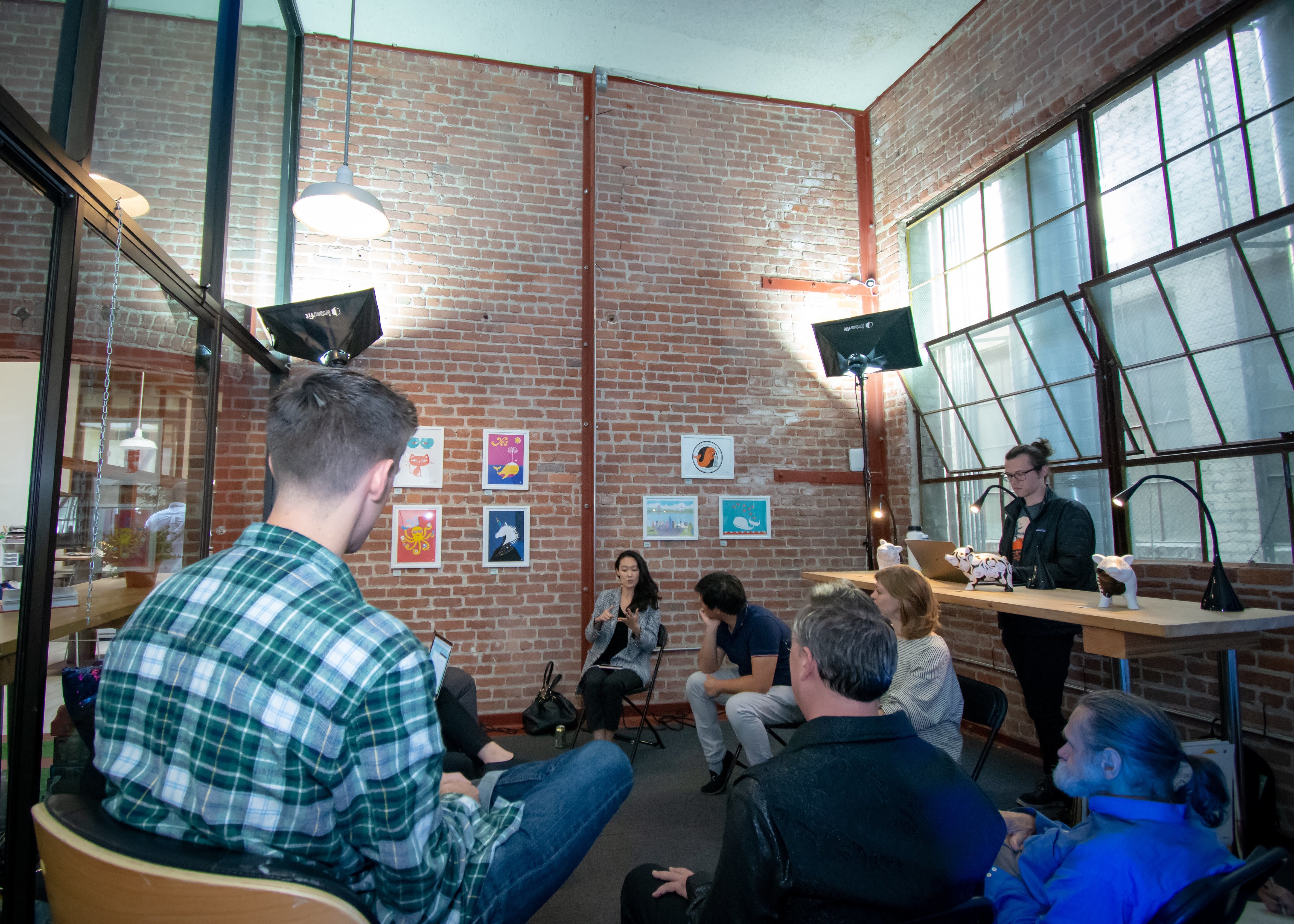 Community / Floating Desk