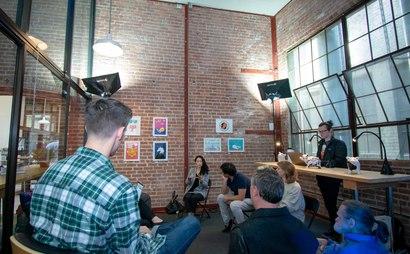 Community / Floating Desk Community / Floating Desk