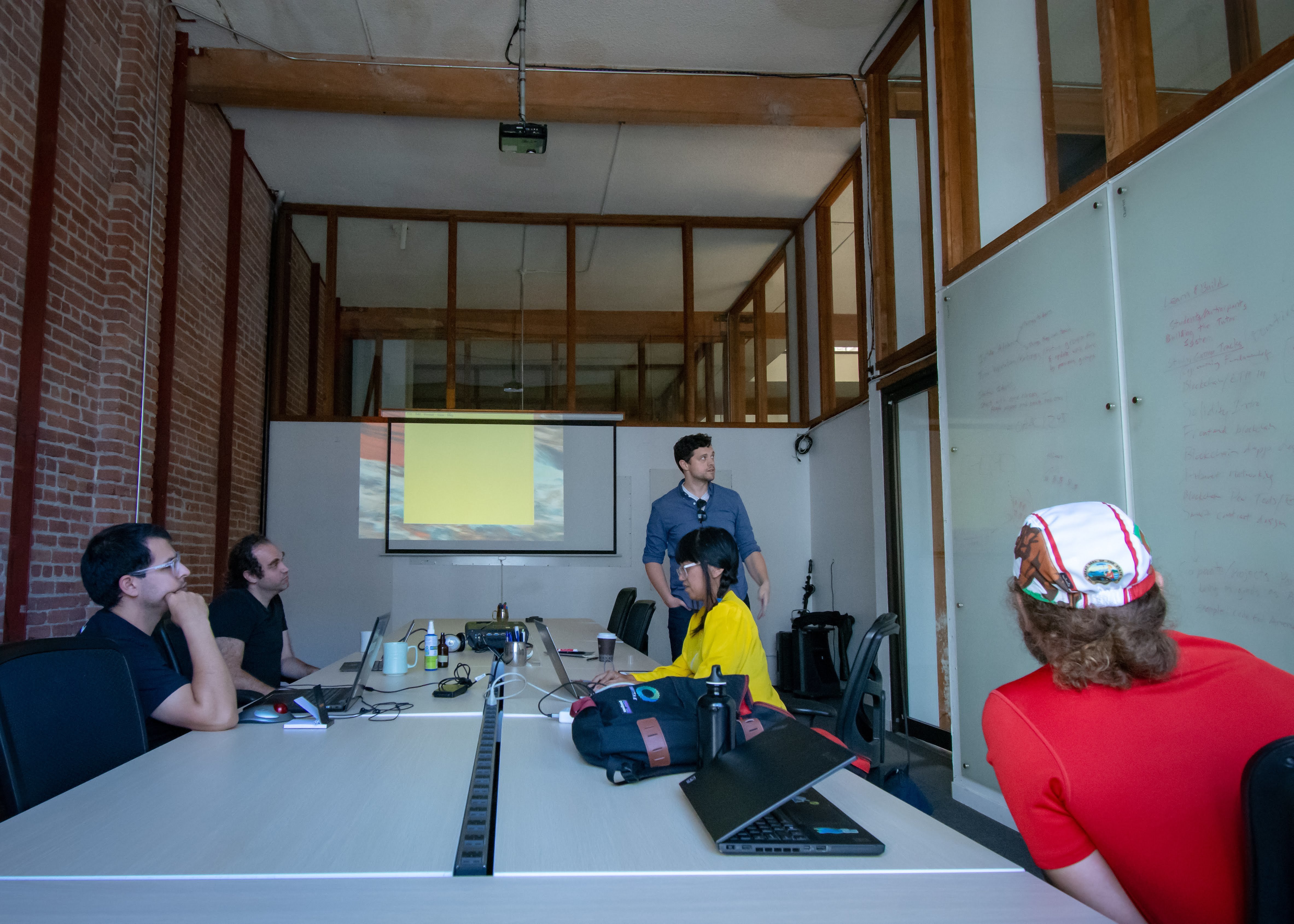 Community / Floating Desk