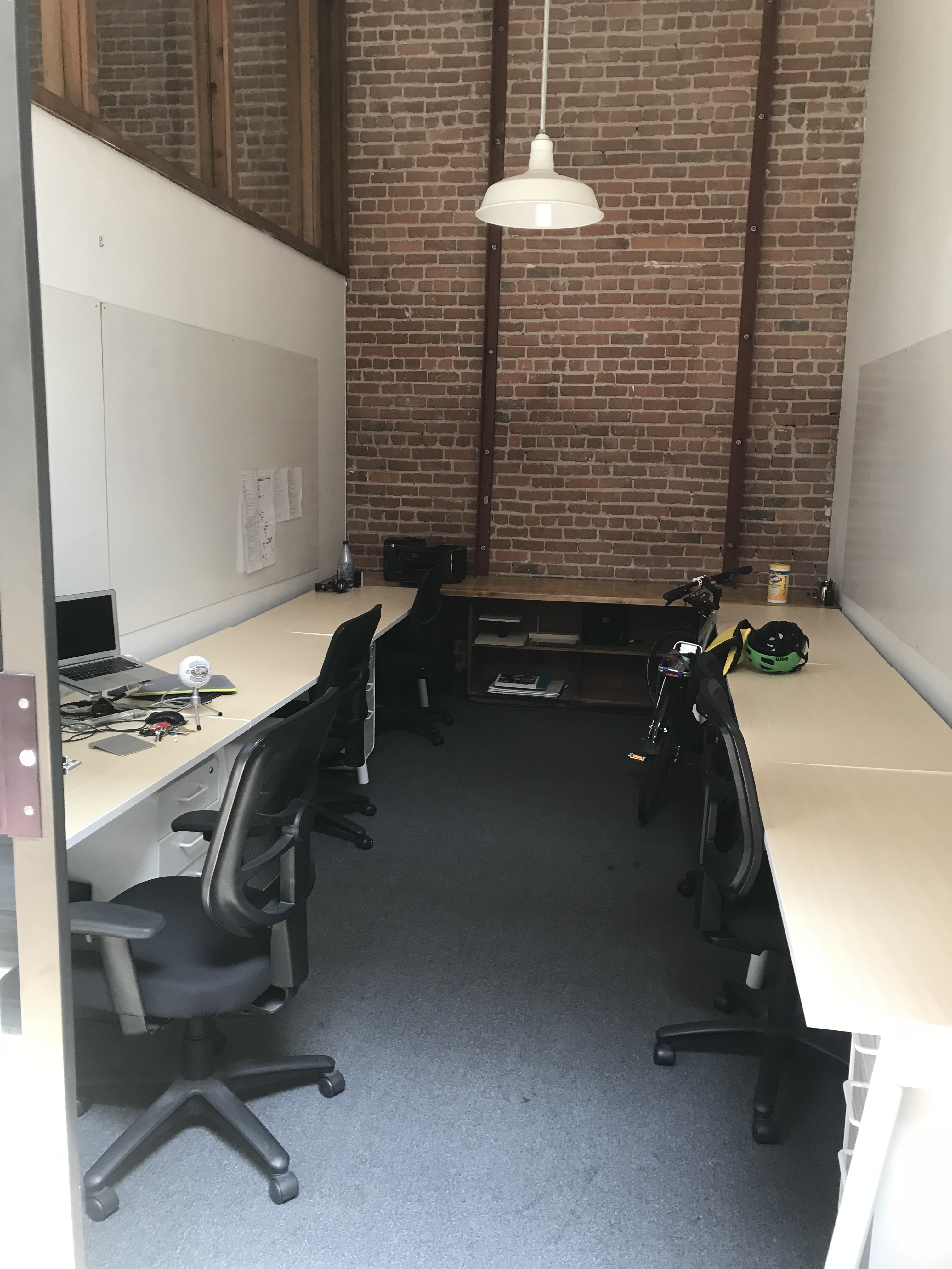 Community / Floating Desk