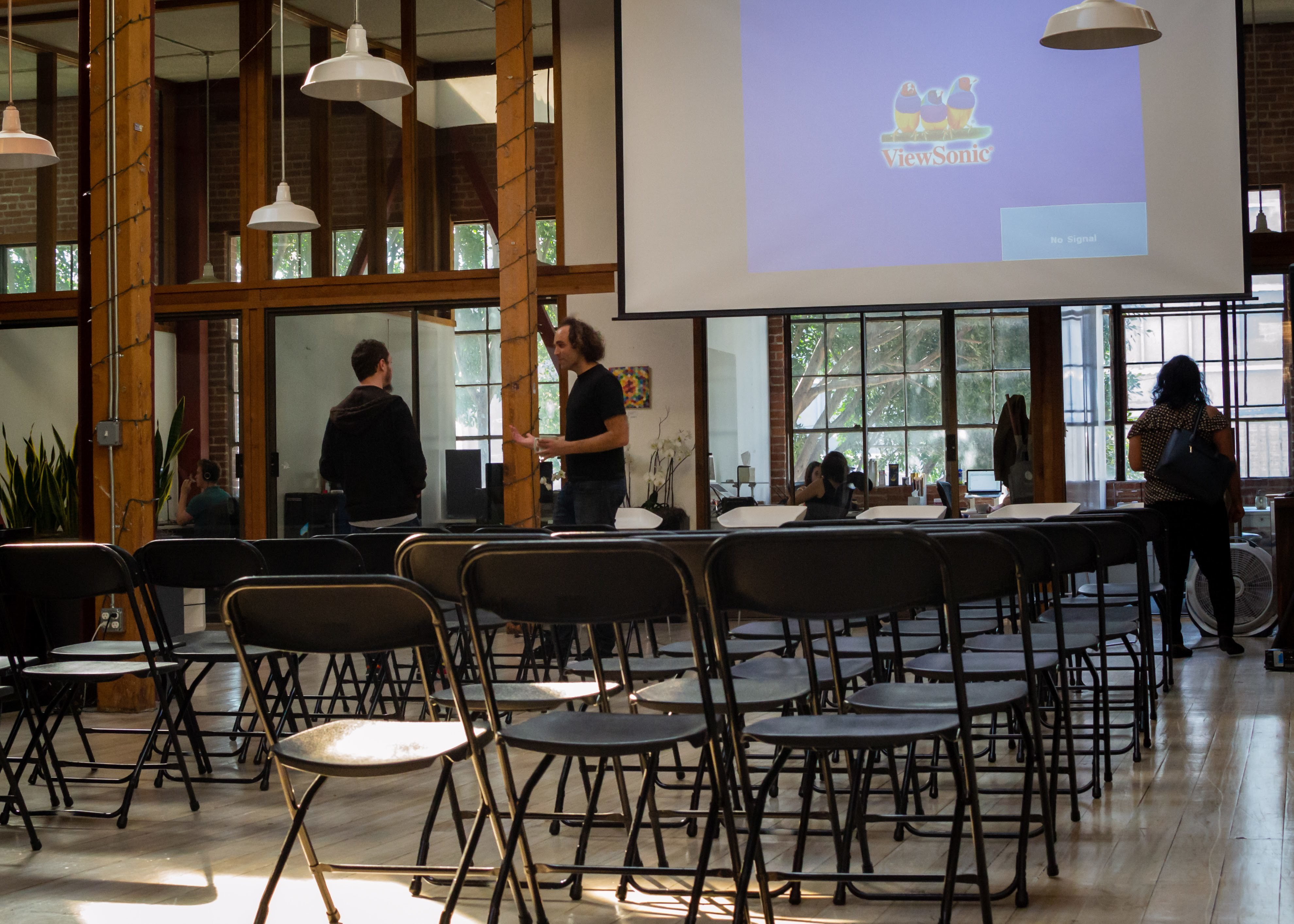 Community / Floating Desk