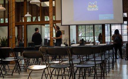 Community / Floating Desk Community / Floating Desk