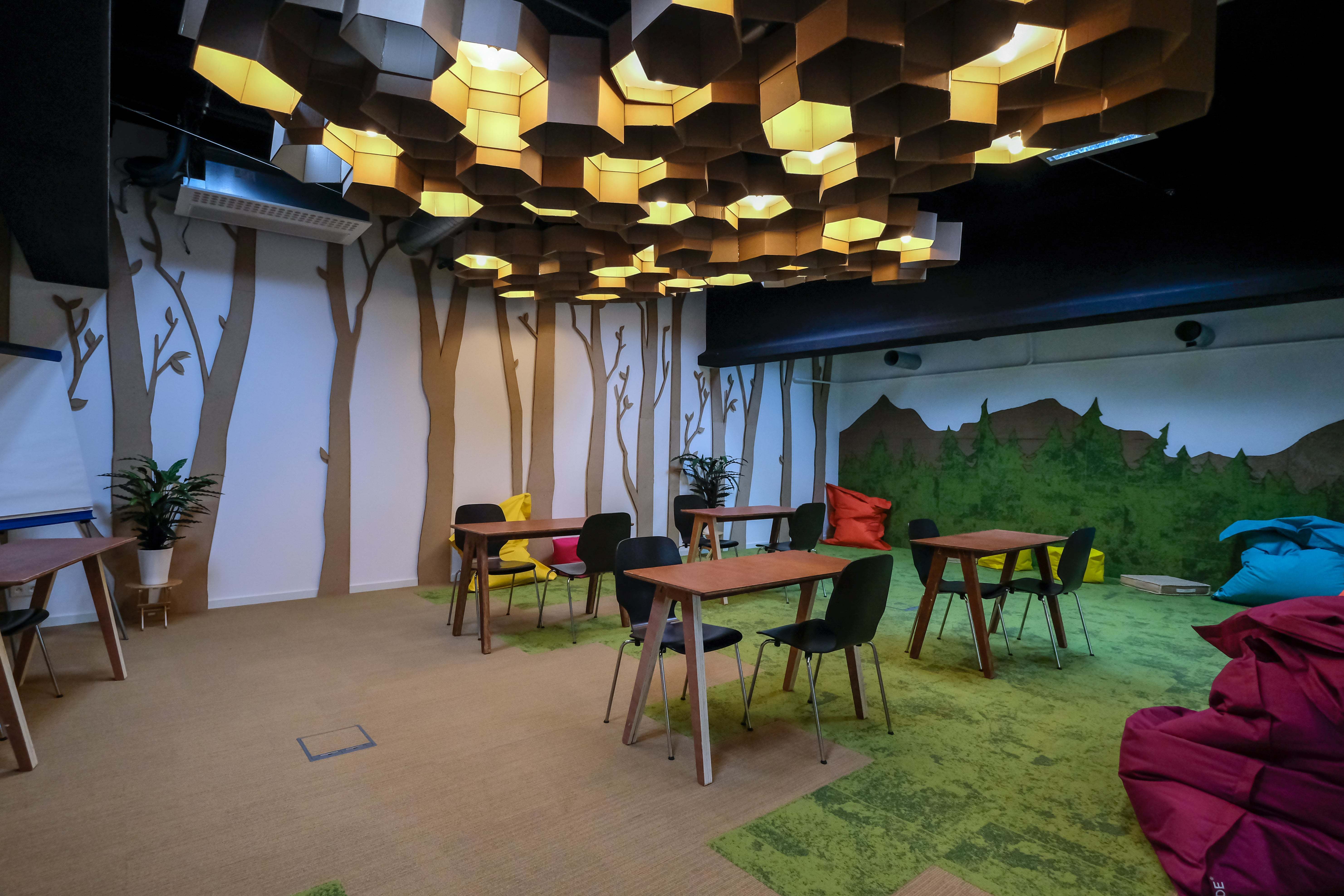 The Hive Room: Flexible & modular meeting space The Hive Room: Flexible & modular meeting space