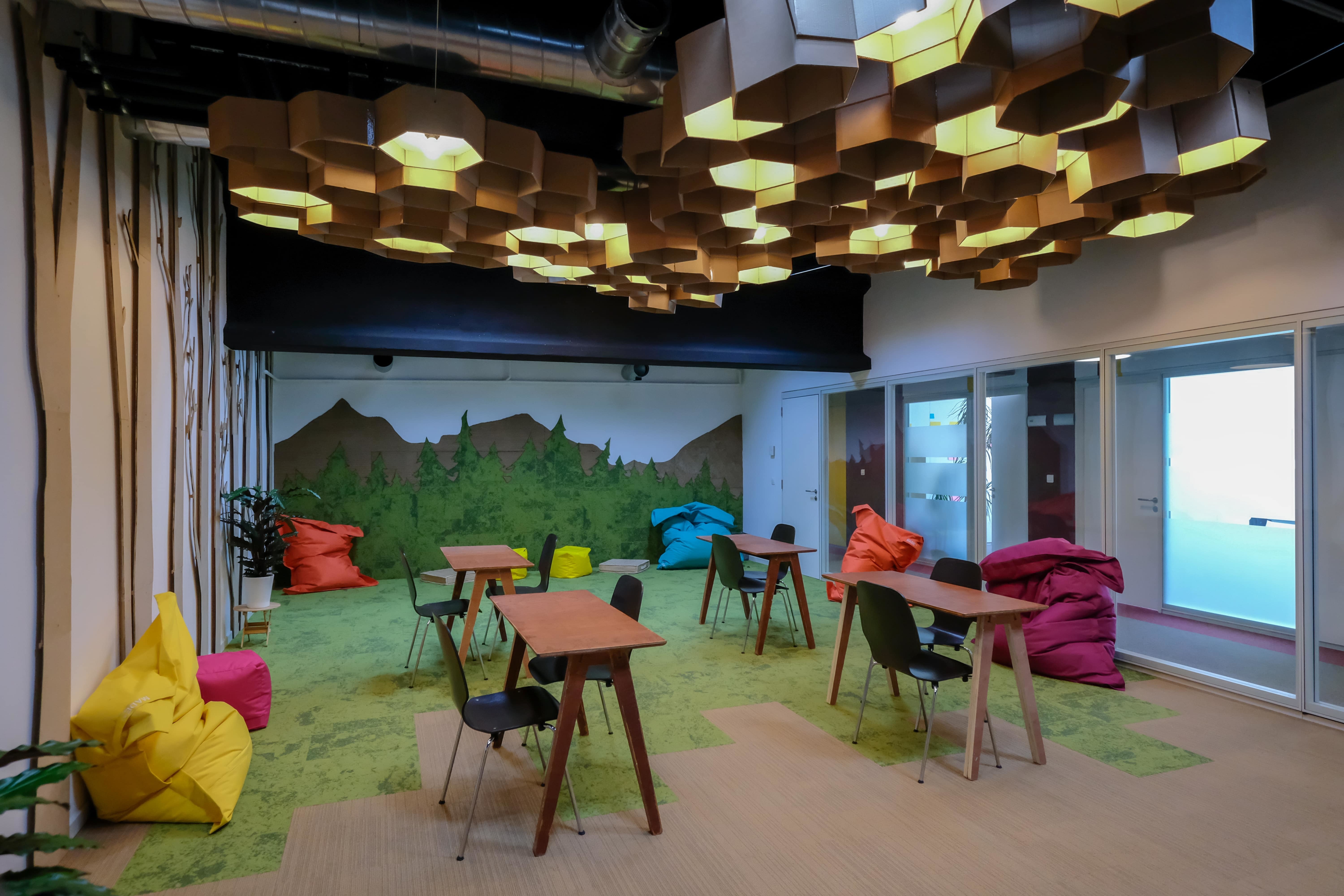 The Hive Room: Flexible & modular meeting space The Hive Room: Flexible & modular meeting space