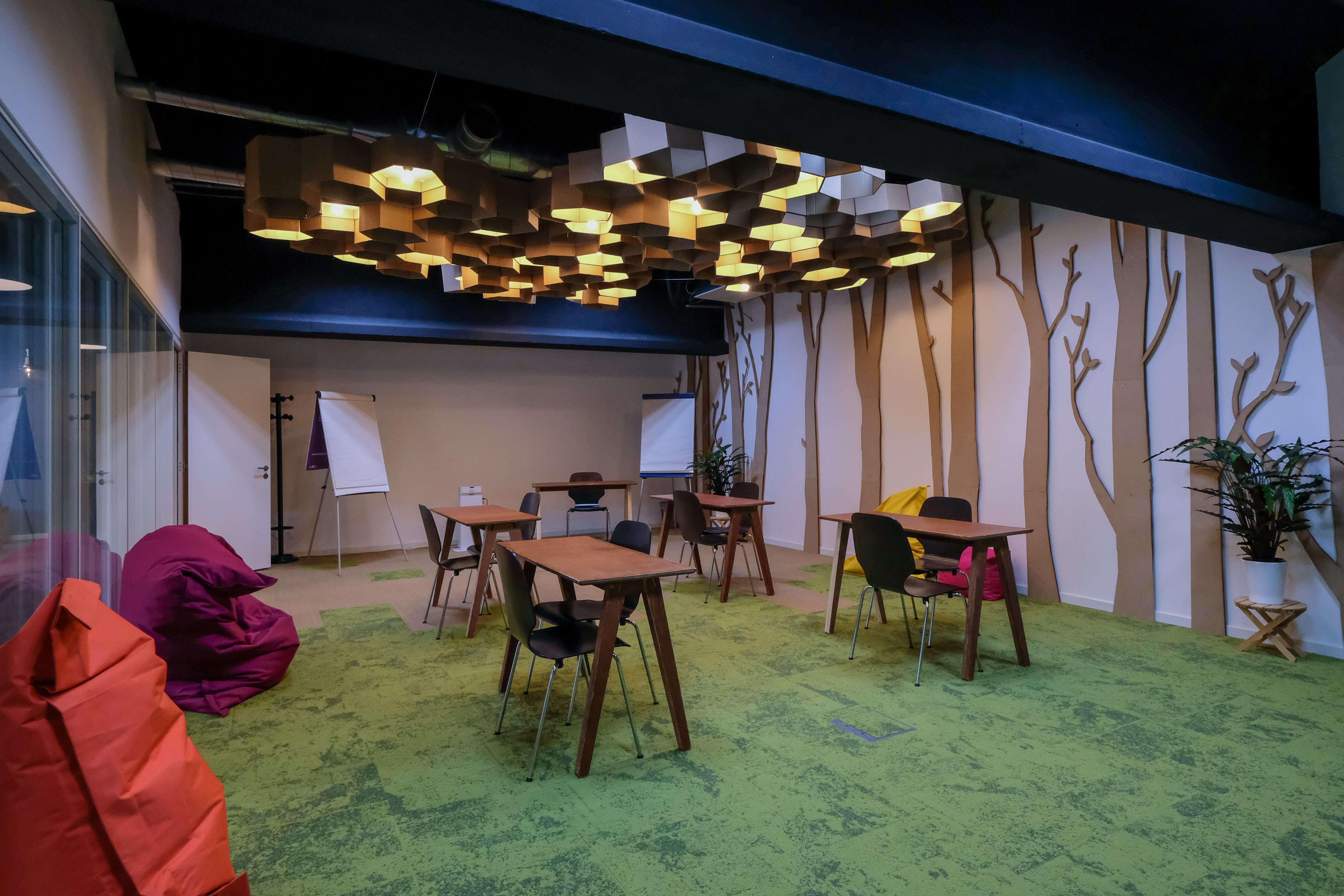 The Hive Room: Flexible & modular meeting space The Hive Room: Flexible & modular meeting space