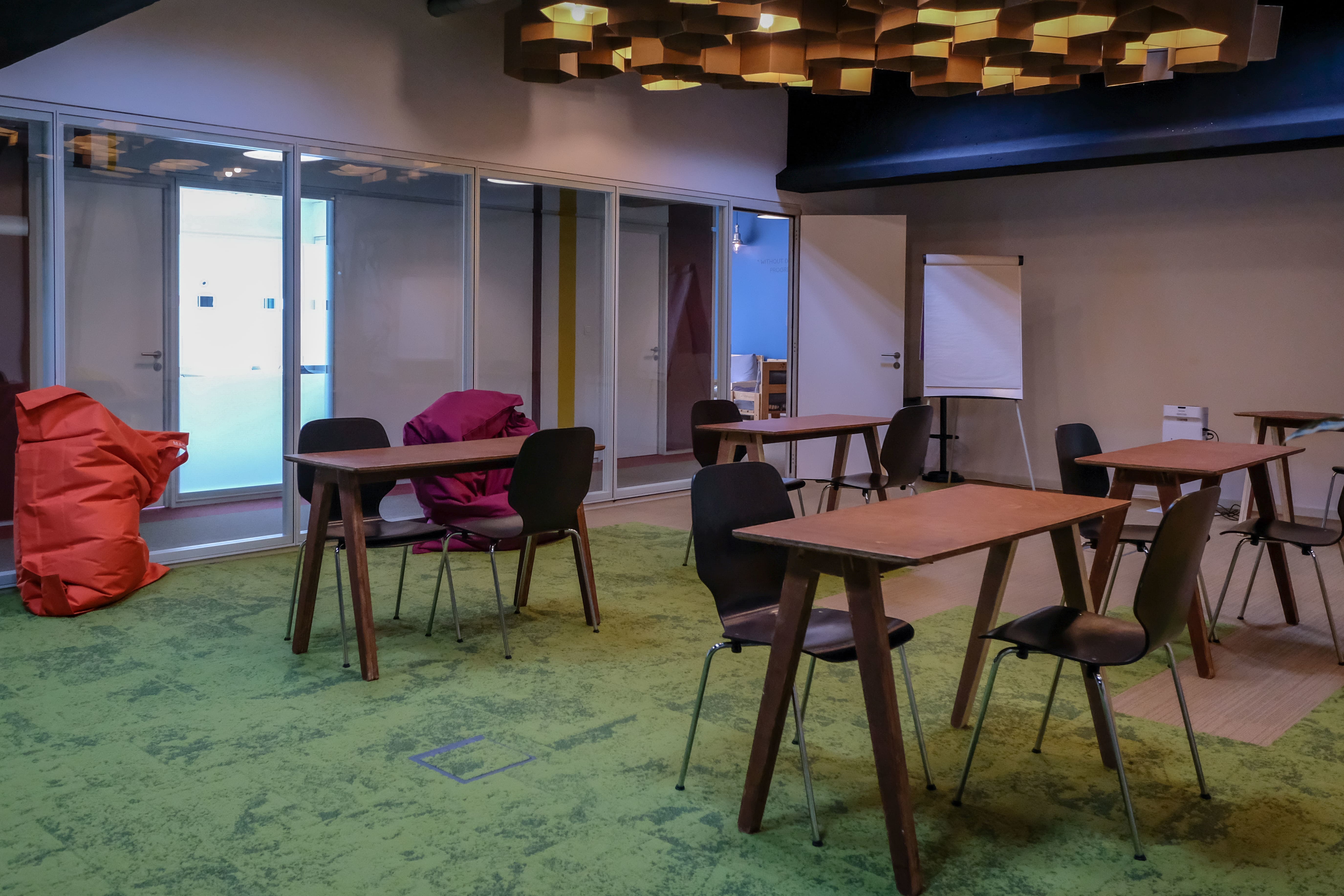 The Hive Room: Flexible & modular meeting space The Hive Room: Flexible & modular meeting space