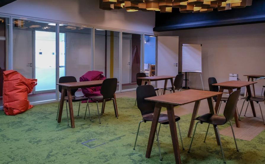The Hive Room: Flexible & modular meeting space The Hive Room: Flexible & modular meeting space