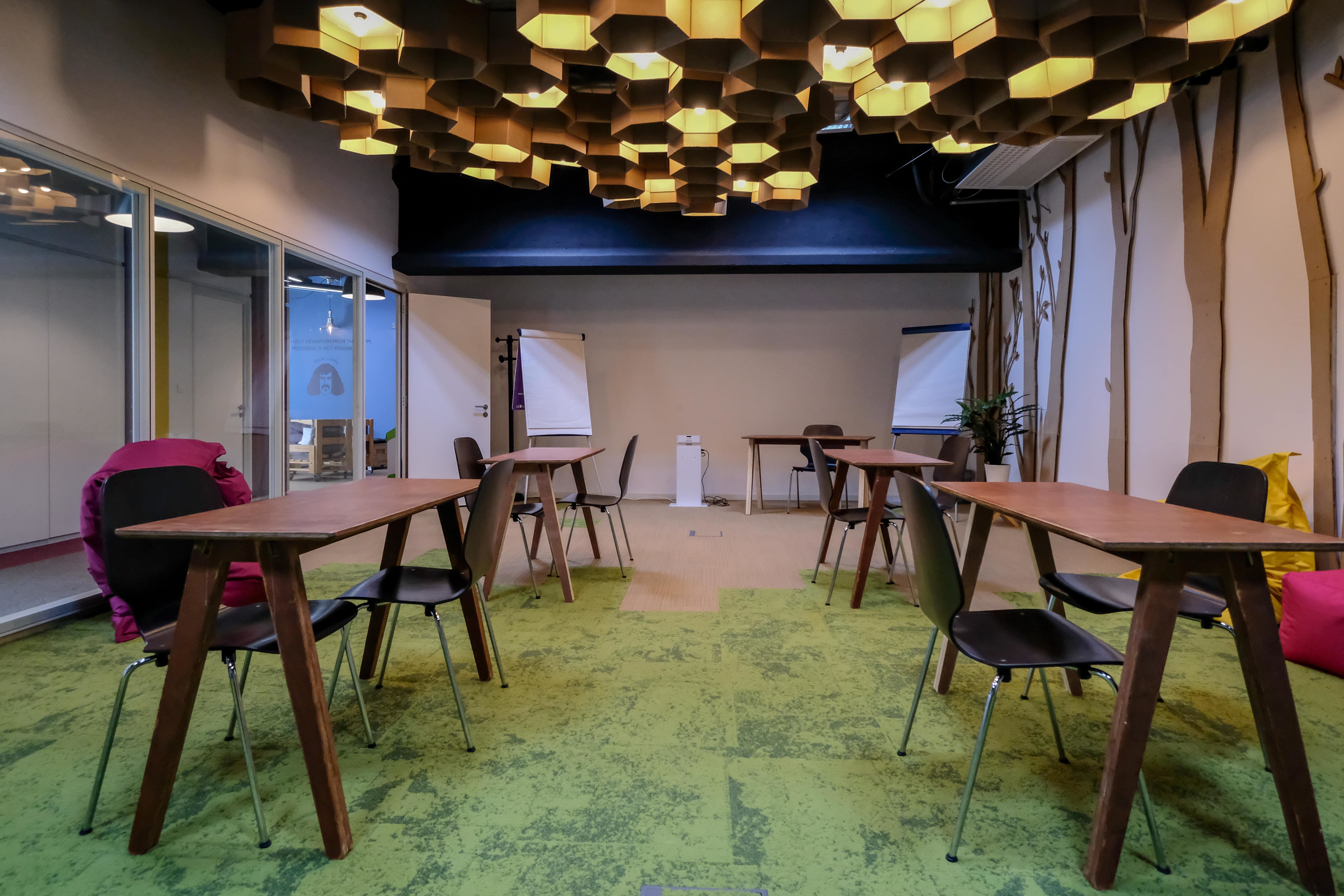 The Hive Room: Flexible & modular meeting space The Hive Room: Flexible & modular meeting space