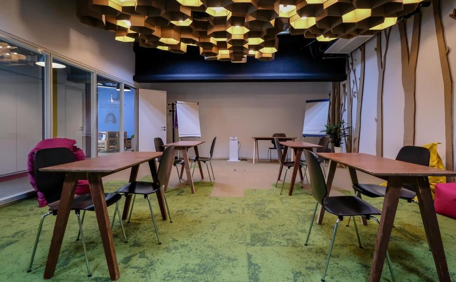 The Hive Room: Flexible & modular meeting space The Hive Room: Flexible & modular meeting space