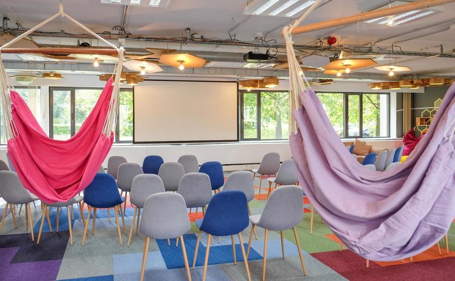 Co-Creation Hall: Creative & modular room design for co-creation meetings 