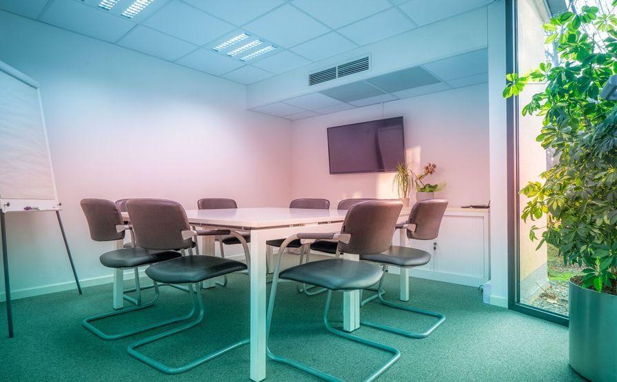Square Room: Functional, bright and small meeting room Square Room: Functional, bright and small meeting room